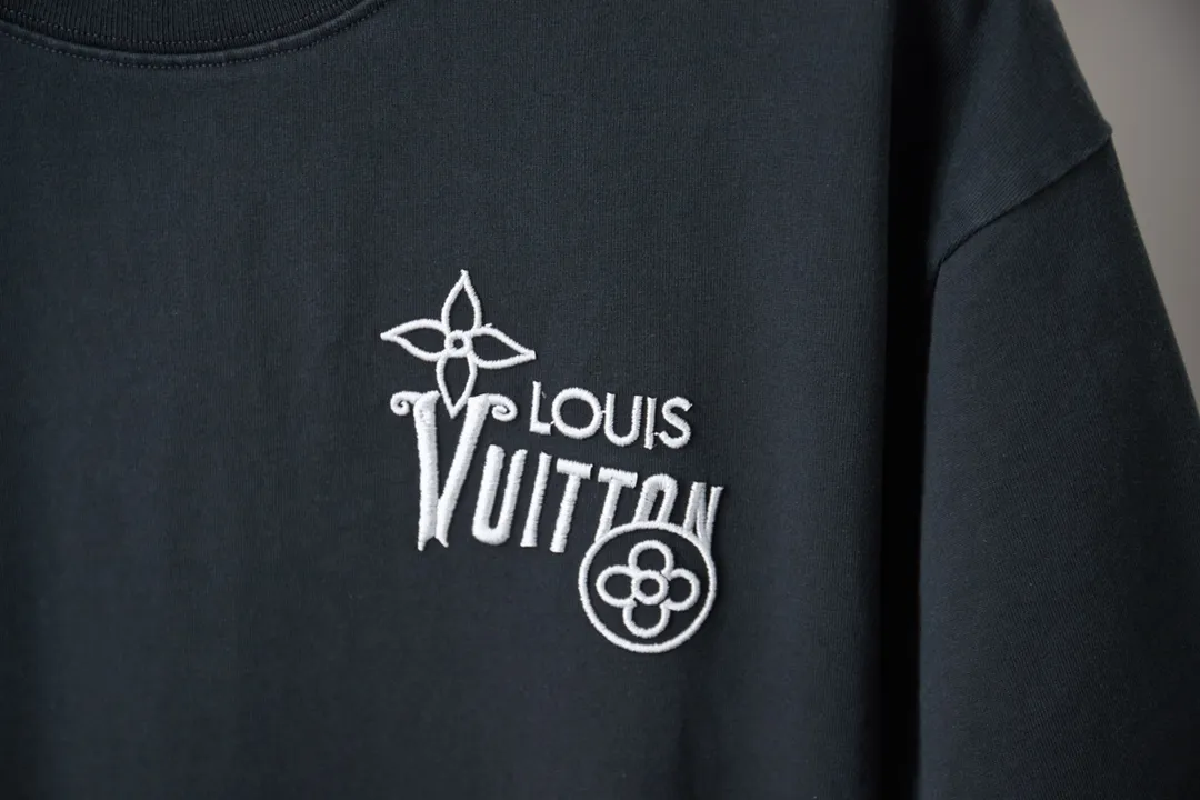 🅿️200 1V 25SS early spring new style short sleeves with embroidered letters, light luxury, a must-have item for daily commuting for men and women, correct version, welcome to compare, detailed features · 320g 100% pure cotton double yarn jersey fabric · Special thickened 32 pieces of double-strand 1X1 thread in the same vat custom dyeing · Imported Tajima machine embroidered LV letters · Double needle stitching and cross-stitching technology · Original main mark, washable tag, brand moisture-proof paper packaging Color: black/white/coffee Size: S/M/L/XL